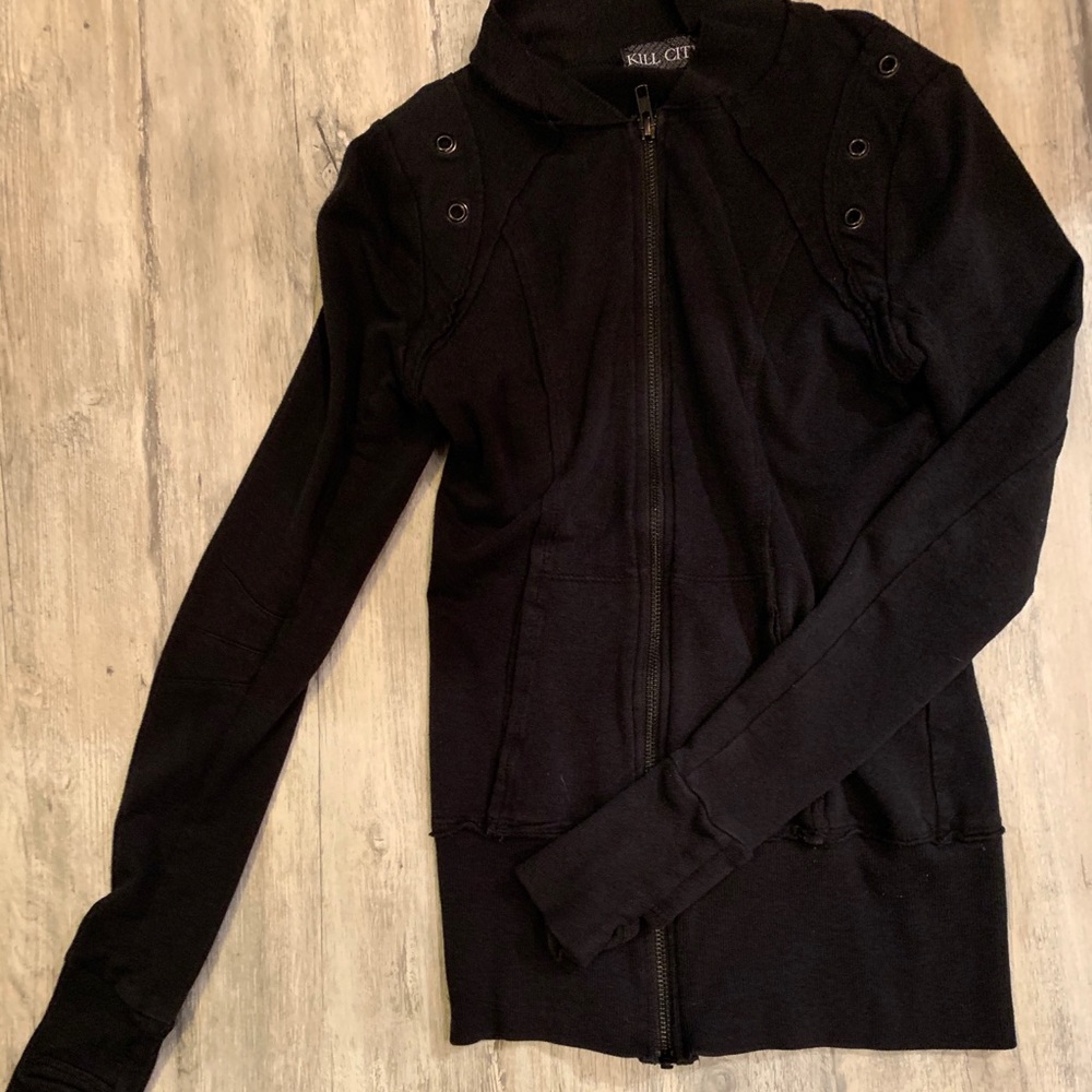 Fitted sweater with thumb holes